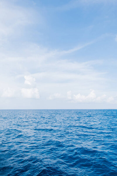 Спокойное море и голубое небо фон на Мальдивах
