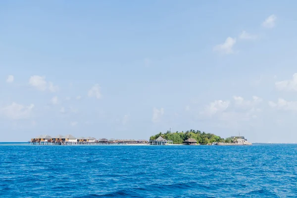 Спокойное море и голубое небо фон на Мальдивах — стоковое фото
