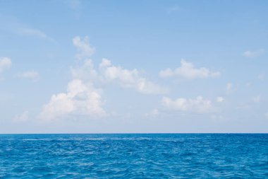Maldivler Sakin Deniz ve Mavi Gökyüzü Arka Plan