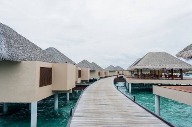 Maldivler Tropikal plajda Su Villalar ve ahşap köprü