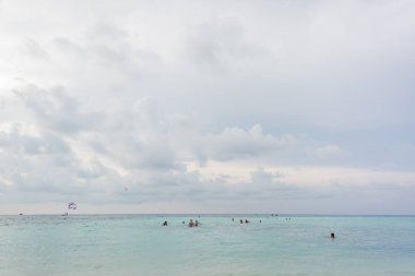 Maldivler Sakin Deniz ve Mavi Gökyüzü Arka Plan