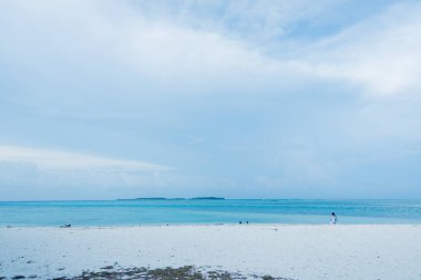 Maldivler adada deniz plajı mavi gökyüzü kum güneş gün ışığı gevşeme manzara
