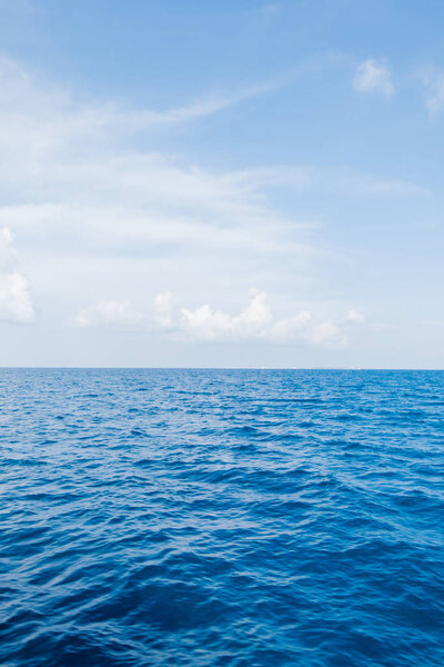 Спокойное море и голубое небо фон на Мальдивах
