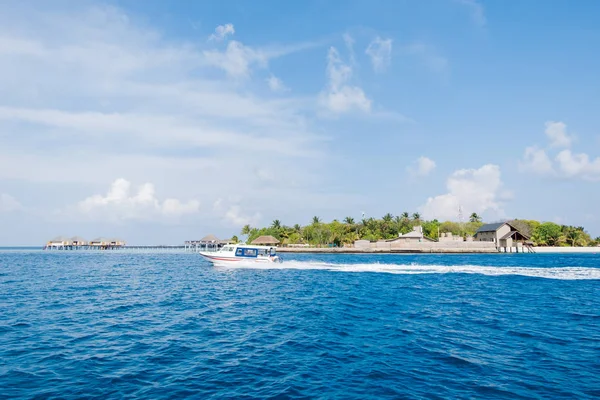 Спокойное море и голубое небо фон на Мальдивах — стоковое фото