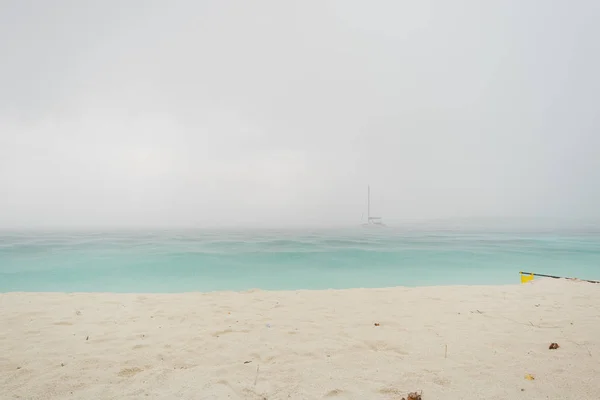 Проливные дожди на Мальдивах — стоковое фото
