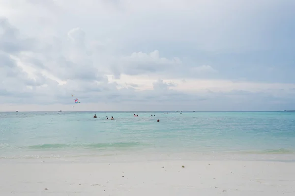 Морской пляж голубое небо песок солнце дневной отдых пейзаж на Мальдивах острова — стоковое фото