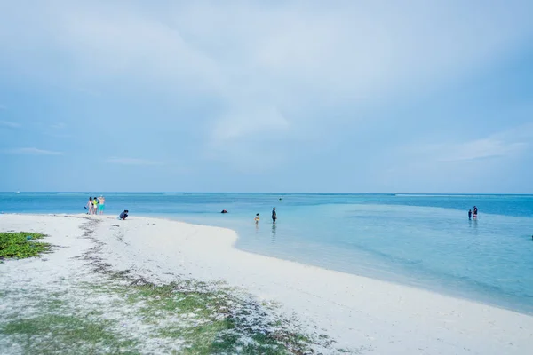 Морской пляж голубое небо песок солнце дневной отдых пейзаж на Мальдивах острова — стоковое фото