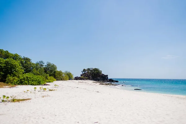 Mare Luminoso, bello a isola tropicale il Mare di cristallo delle Andamane, di Koh Lipe, Thailandia — Foto Stock