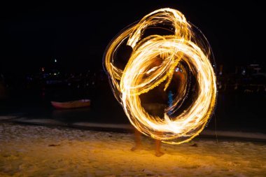 Amazing yangın dansçılar Tayland sahilde salıncak yangın dans gösterisi yangın gösterisi
