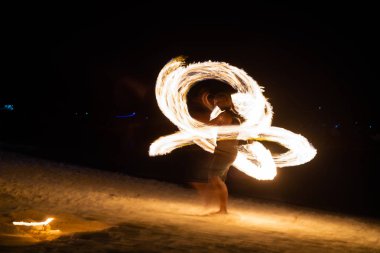Amazing yangın dansçılar Tayland sahilde salıncak yangın dans gösterisi yangın gösterisi