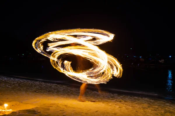 Csodálatos tűz táncosok swing tűz tánc show tűz show a strandon Thaiföldön — Stock Fotó