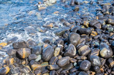 Hin Ngam Adası 'ndaki güzel taş plaj Tarutao Ulusal Parkı, Satun, Tayland