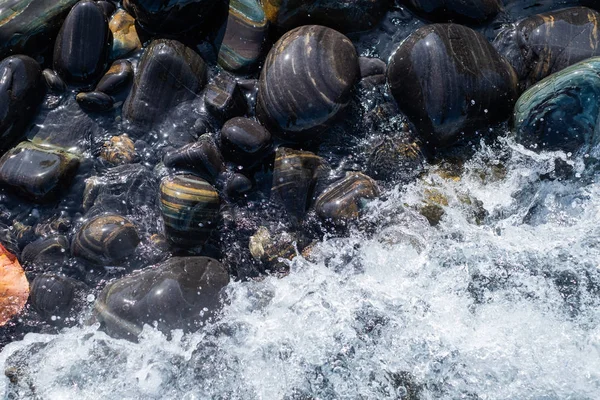 Hin Ngam Adası 'ndaki güzel taş plaj Tarutao Ulusal Parkı, Satun, Tayland