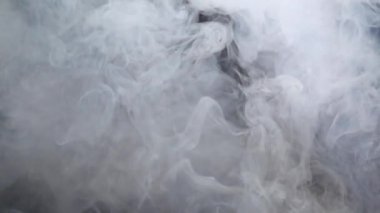 Ağır çekimde güzel yoğun duman puffs