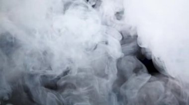 Ağır çekimde güzel yoğun duman puffs