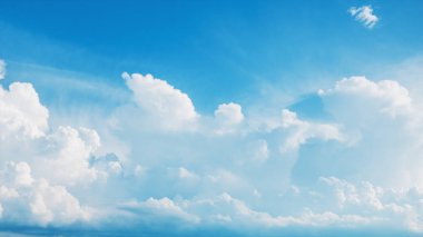 Uçuş, beyaz kabarık cumulus bulutları hızlı mavi gökyüzü bulutlu yaz gününde taşıma