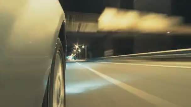 Noche lapso de tiempo de conducción de coches alrededor de la ciudad con hermosas luces de vista de la rueda — Vídeos de Stock