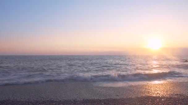 Překrásné uklidňující pohled na západ slunce v tropickém moři — Stock video