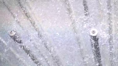 Dekoratif çeşmeden su içinde bir yavaş hareket yakın çekim, su parçacıkları dağılım farklı yönlere sprinkles