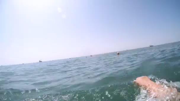 Natación en el mar, descanso, vacaciones, vista en primera persona — Vídeo de stock