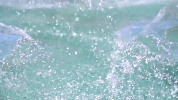 Ein dekorativer Springbrunnen versprüht Wasser in Zeitlupe in Großaufnahme, Wasserpartikel streuen in verschiedene Richtungen — Stockvideo