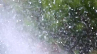 Dekoratif çeşmeden su içinde bir yavaş hareket yakın çekim, su parçacıkları dağılım farklı yönlere sprinkles