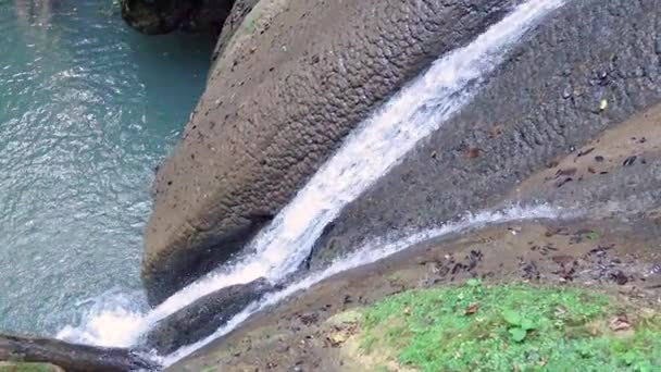 Malý vodopád tekoucí z hor — Stock video