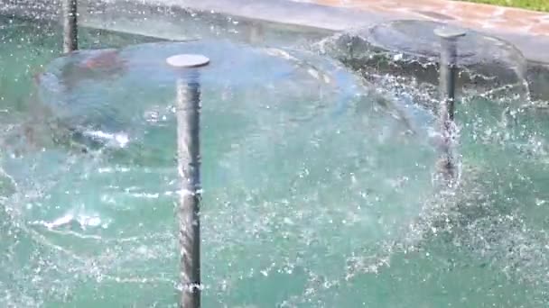 Ein dekorativer Springbrunnen versprüht Wasser in Zeitlupe in Großaufnahme, Wasserpartikel streuen in verschiedene Richtungen — Stockvideo