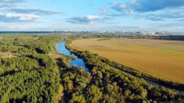 Uçuş woods ve alanları şehir yakınındaki bir nehir arasında güzel kırsal kesimde