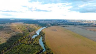 Uçuş woods ve alanları şehir yakınındaki bir nehir arasında güzel kırsal kesimde