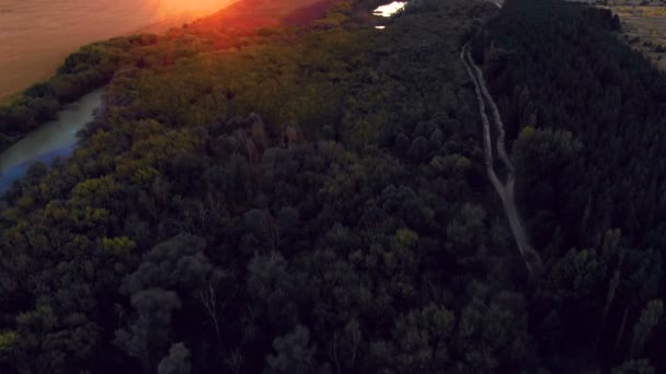 Vuelo en el hermoso campo entre un río de bosques y campos cerca de la ciudad — Vídeos de Stock