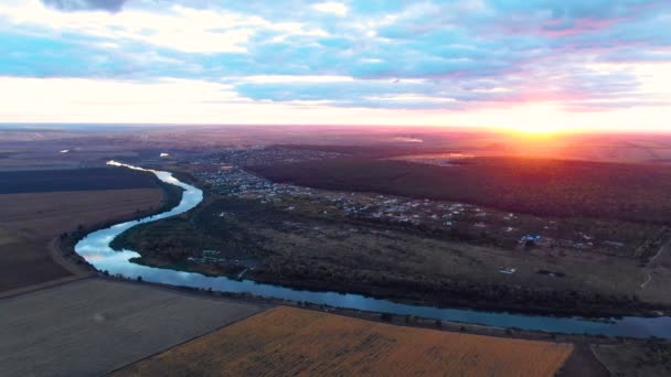 Політ в красивій сільській місцевості серед річки лісів і полів біля міста — стокове відео