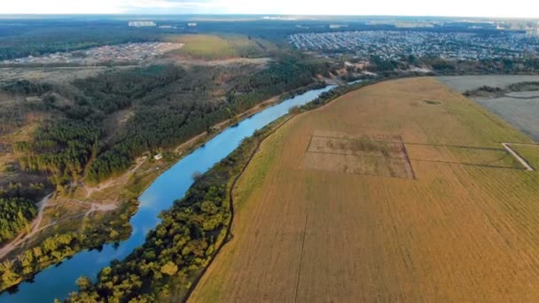 Voo no belo campo entre um rio de bosques e campos perto da cidade — Vídeo de Stock