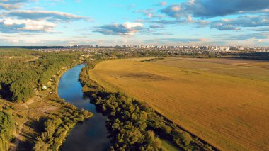 Uçuş woods ve alanları şehir yakınındaki bir nehir arasında güzel kırsal kesimde