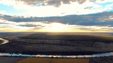 Uçuş woods ve alanları şehir yakınındaki bir nehir arasında güzel kırsal kesimde