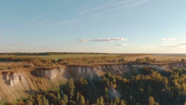 Luchtfoto beelden van krijt bergen en natuur, een meer en een prachtig landschap — Stockvideo