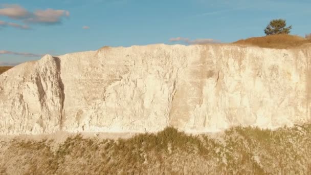 Aerial footage av krita berg och natur, en sjö och ett vackert landskap — Stockvideo