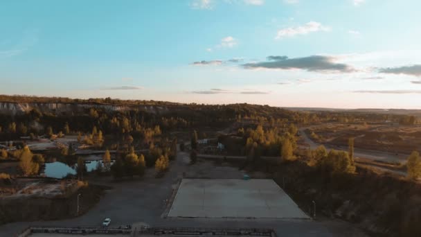 Imagens aéreas Voo sobre montanhas de giz ao pôr-do-sol — Vídeo de Stock