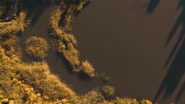 Vista aérea de um belo lago ao pôr do sol, rotação da câmera — Vídeo de Stock