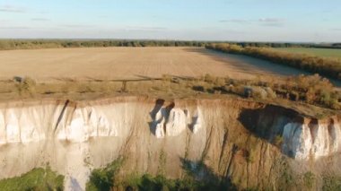 Tebeşir dağlar ve doğa, göl ve güzel bir manzara havadan görüntüleri