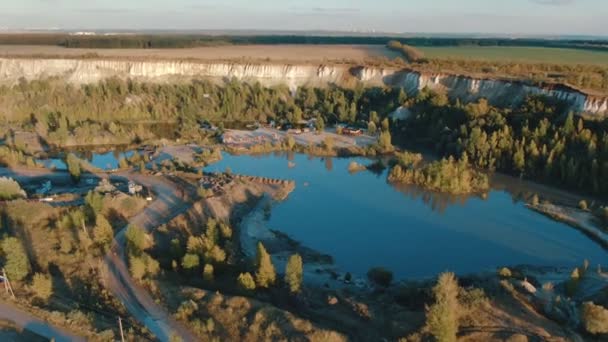 Aerial footage av krita berg och natur, en sjö och ett vackert landskap — Stockvideo