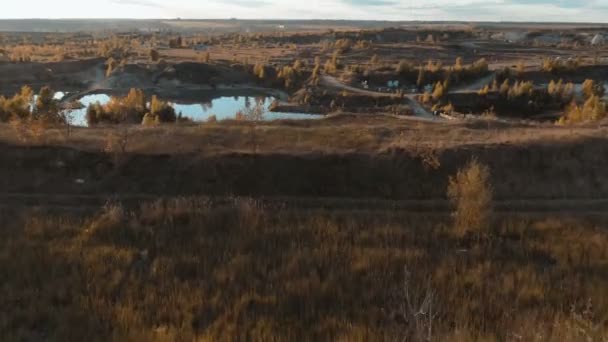 チョーク山と自然、湖と美しい風景の空中映像 — ストック動画