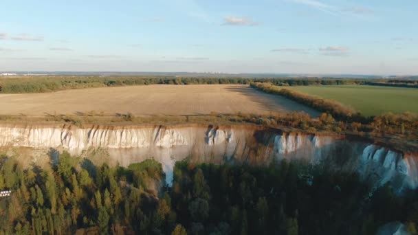 Luchtfoto beelden van krijt bergen en natuur, een meer en een prachtig landschap — Stockvideo