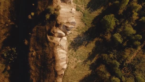 Imágenes aéreas de las montañas de tiza y la naturaleza, un lago y un hermoso paisaje — Vídeo de stock