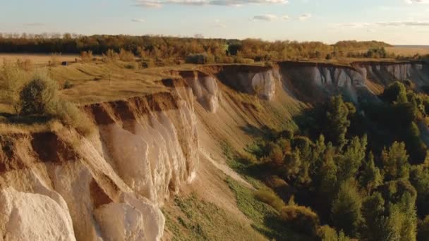 チョーク山と自然、湖と美しい風景の空中映像 — ストック動画