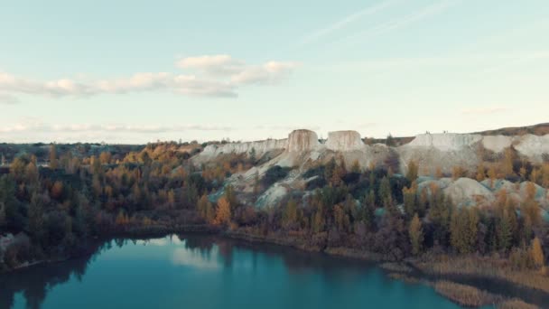 Images aériennes des montagnes de craie et de la nature, un lac et un beau paysage — Video
