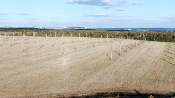 Luchtfoto beeldmateriaal. Mooie windmolen turbines, energie windturbines gebouwd in rijen in het veld — Stockvideo