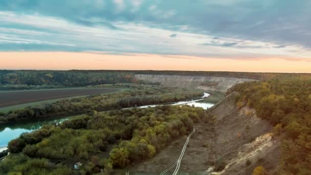 Kleurrijke natuur in de schemering, de rivier bochten langs de bergen en bossen, kleurrijke zonsondergang, 4 k-luchtfoto — Stockvideo