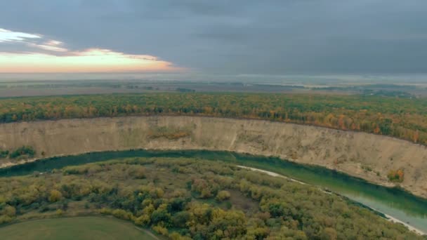 Farbenfrohe Natur in der Abenddämmerung, der Fluss windet sich entlang der Berge und Wälder, farbenfroher Sonnenuntergang, 4k Luftaufnahme — Stockvideo