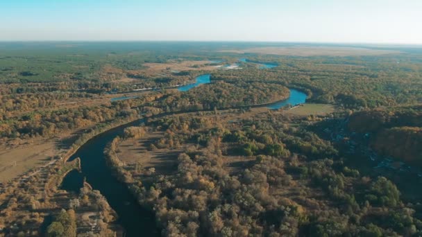 Vista aérea cinematográfica, voo sobre um belo rio sinuoso, vista panorâmica de uma grande altura — Vídeo de Stock